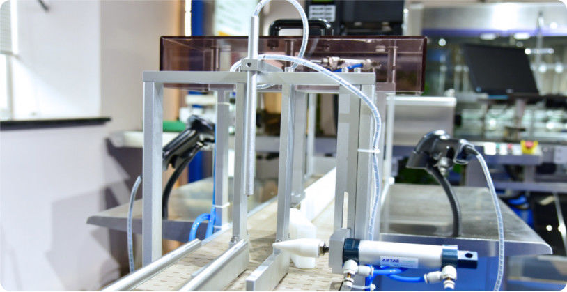 পিএলসি কন্ট্রোল সিস্টেম এবং ফিলিং অপারেশনের জন্য একাধিক ফিলিং ডোজ সহ স্বয়ংক্রিয় রাসায়নিক তরল ফিলিং মেশিন