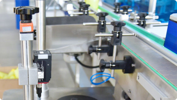 একাধিক ফিলিং নজল ফ্লুইড ডিসপেন্সিং মেশিন স্বয়ংক্রিয় উত্পাদন সিস্টেমে নির্বিঘ্ন সমন্বয়ের জন্য কাস্টমাইজড ডিজাইন করা হয়েছে